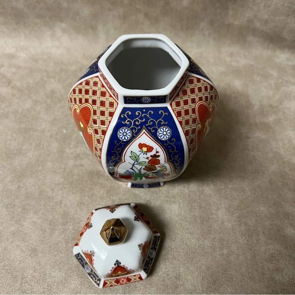Vintage Imari Japanese Porcelain Ginger Jar in excellent condition